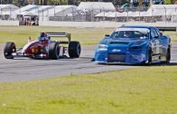 THE-SHOWDOWN-1000hp-R34-GTR-vs-F1-car-ROLL-RACE-At-the-Adelaide-Motorsport-Festival